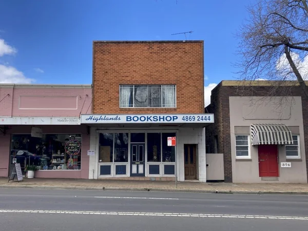 Front of 370 Argyle Street with the surviving Highlands BOOKSHOP 4869 2444 sign and 374 visible beside it