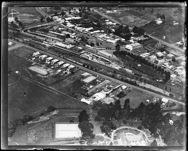 Full historical aerial photograph of Moss Vale showing the railway station, Argyle Street, Leighton Gardens and the building group containing 374 Argyle Street.
