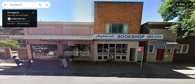 Google Street View showing the shops at 366, the former Highlands Bookshop frontage at 370 and the entrance to 374.